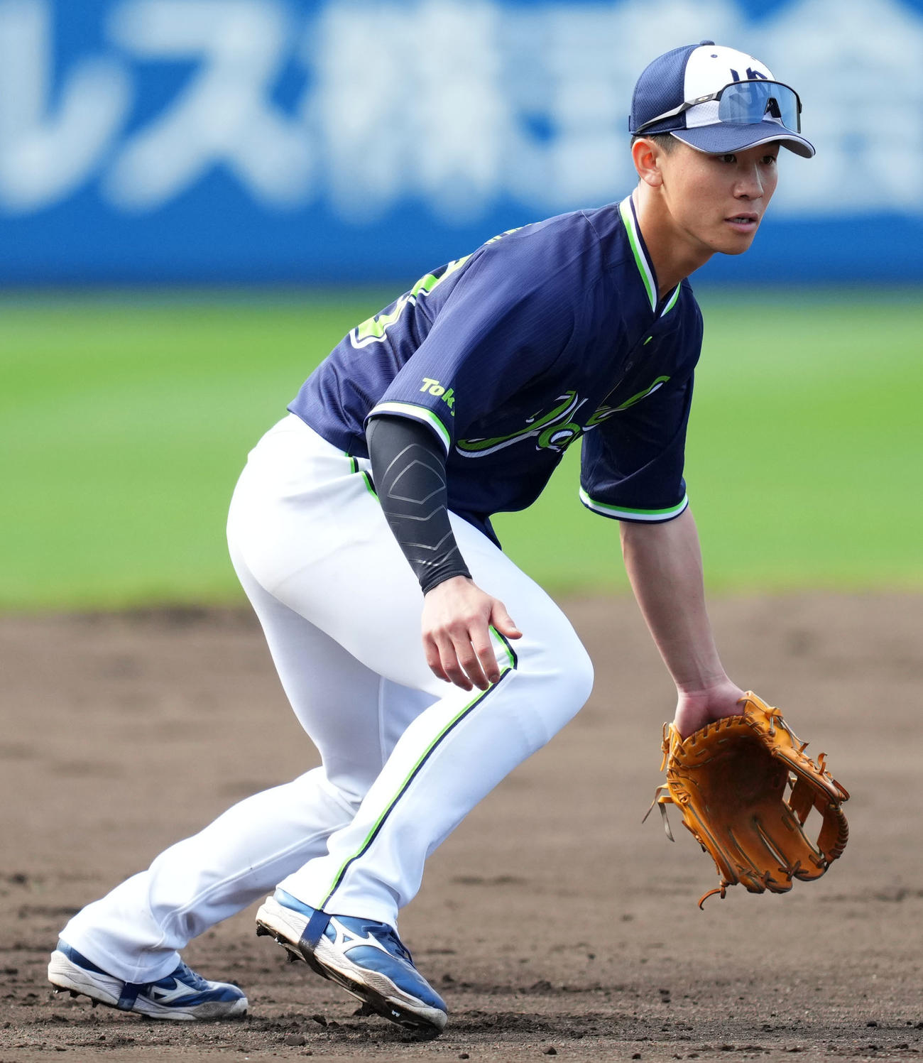 三塁でノックを受けるヤクルト内山（撮影・横山健太）