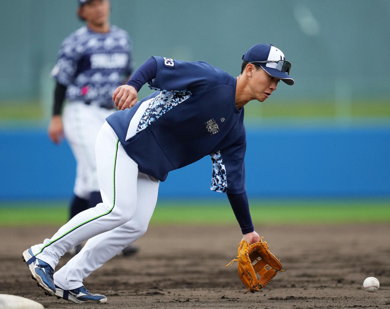 三塁でノックを受けるヤクルト内山（撮影・横山健太）