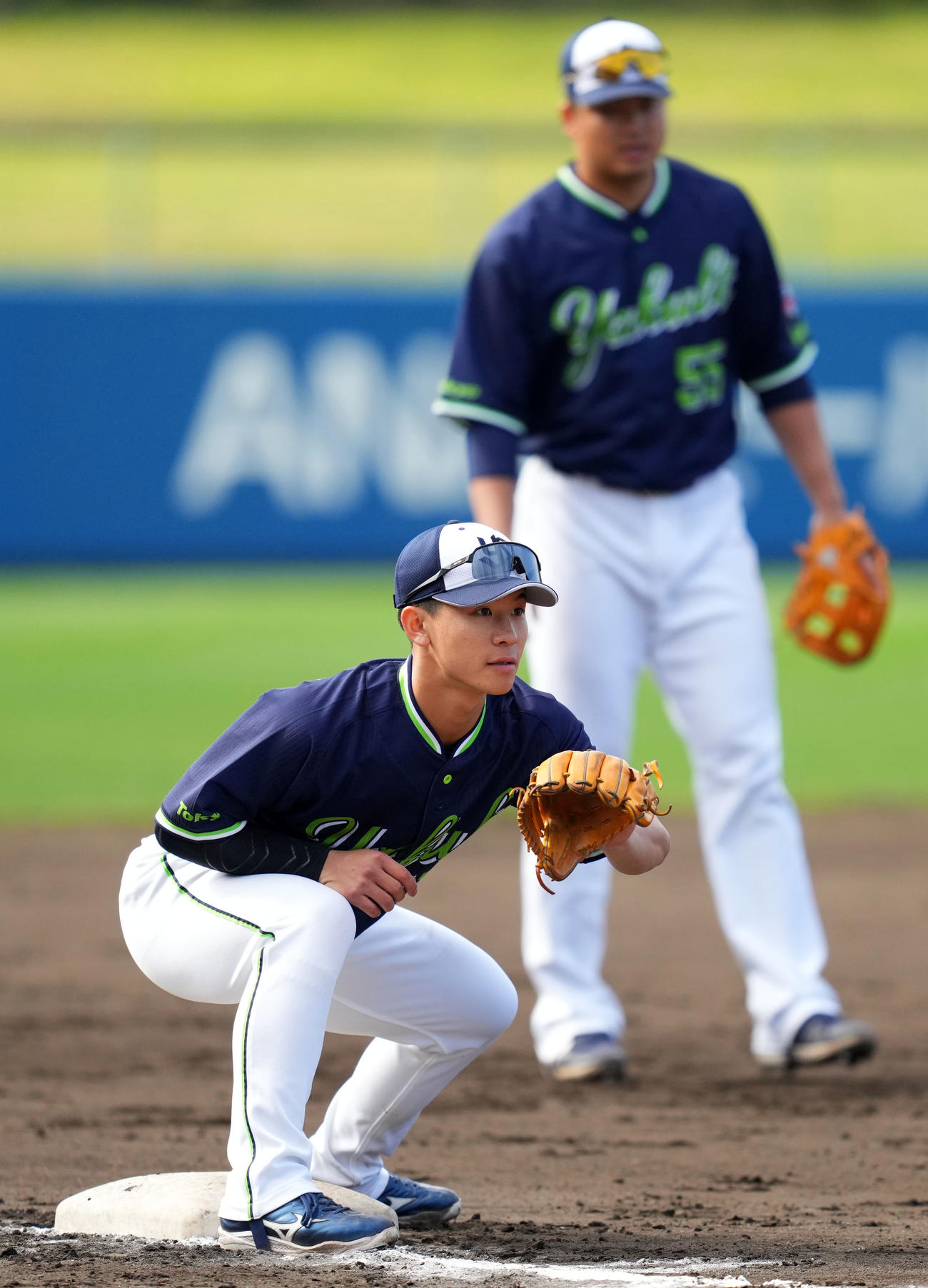 三塁でノックを受けるヤクルト内山。奥は村上（撮影・横山健太）