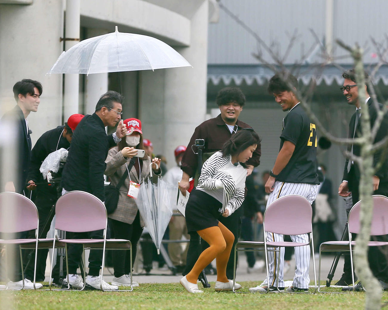 テレビ収録で、阪神伊藤将（右から2人目）にギャグを披露する吉本新喜劇の島田珠代（右から3人目）と間寛平（左から2人目）（撮影・上山淳一）