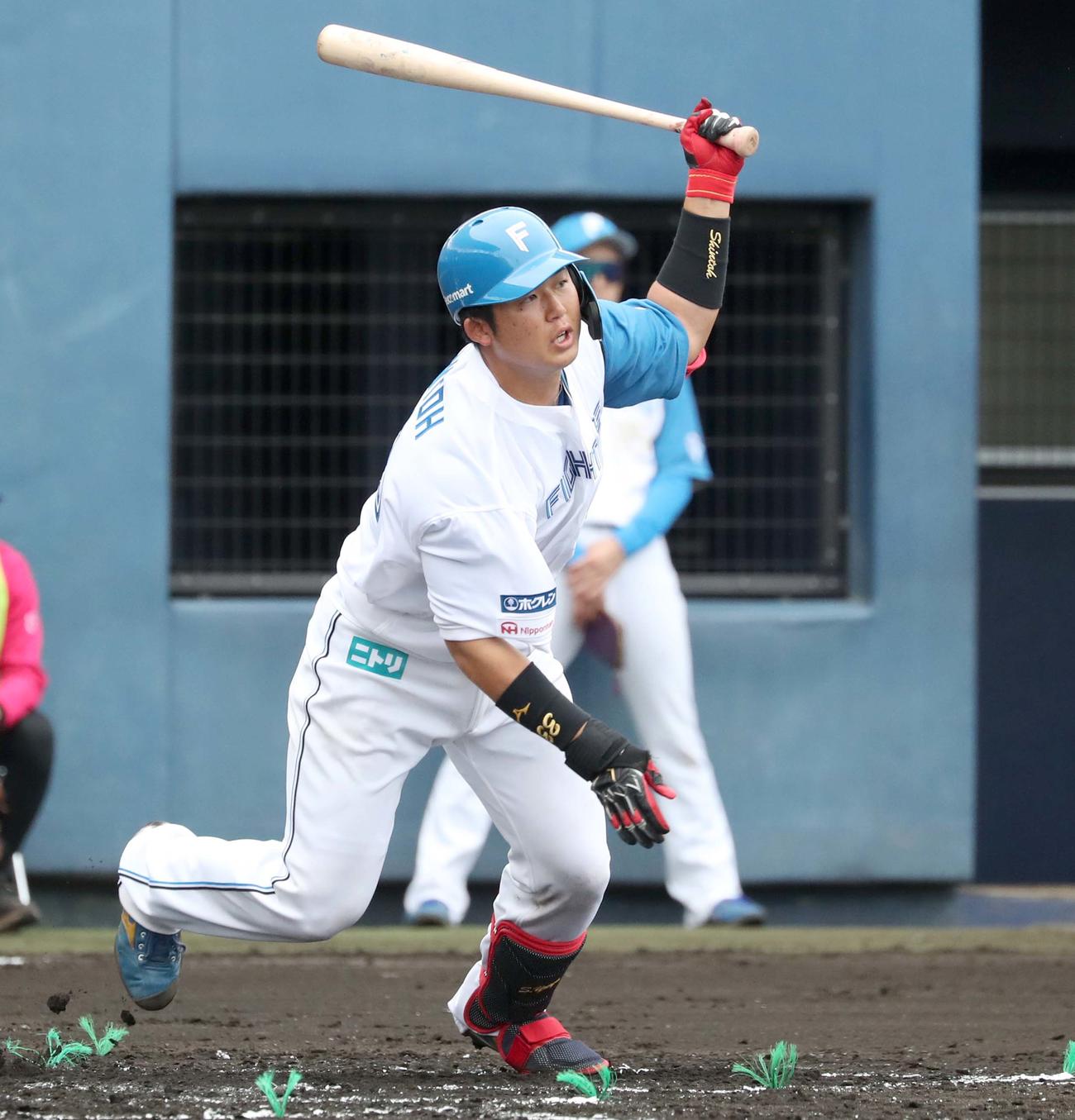 日本ハム紅白戦　3回裏白組無死、右中間に二塁打を放つ進藤（撮影・黒川智章）