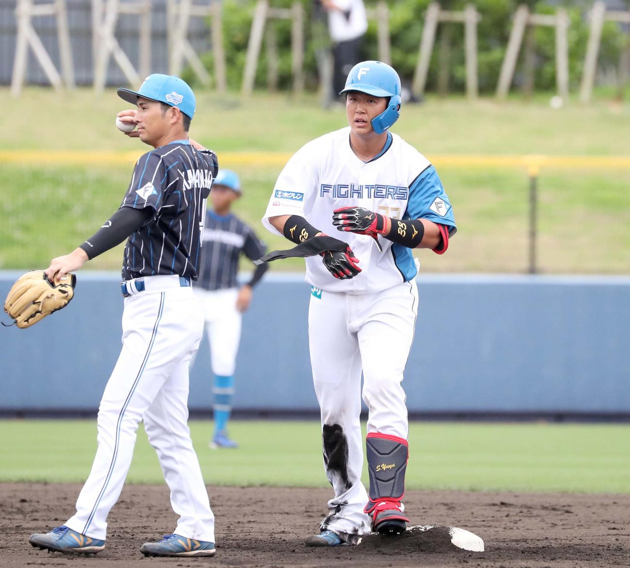 日本ハム紅白戦　3回裏白組無死、右中間に二塁打を放つ進藤（撮影・黒川智章）