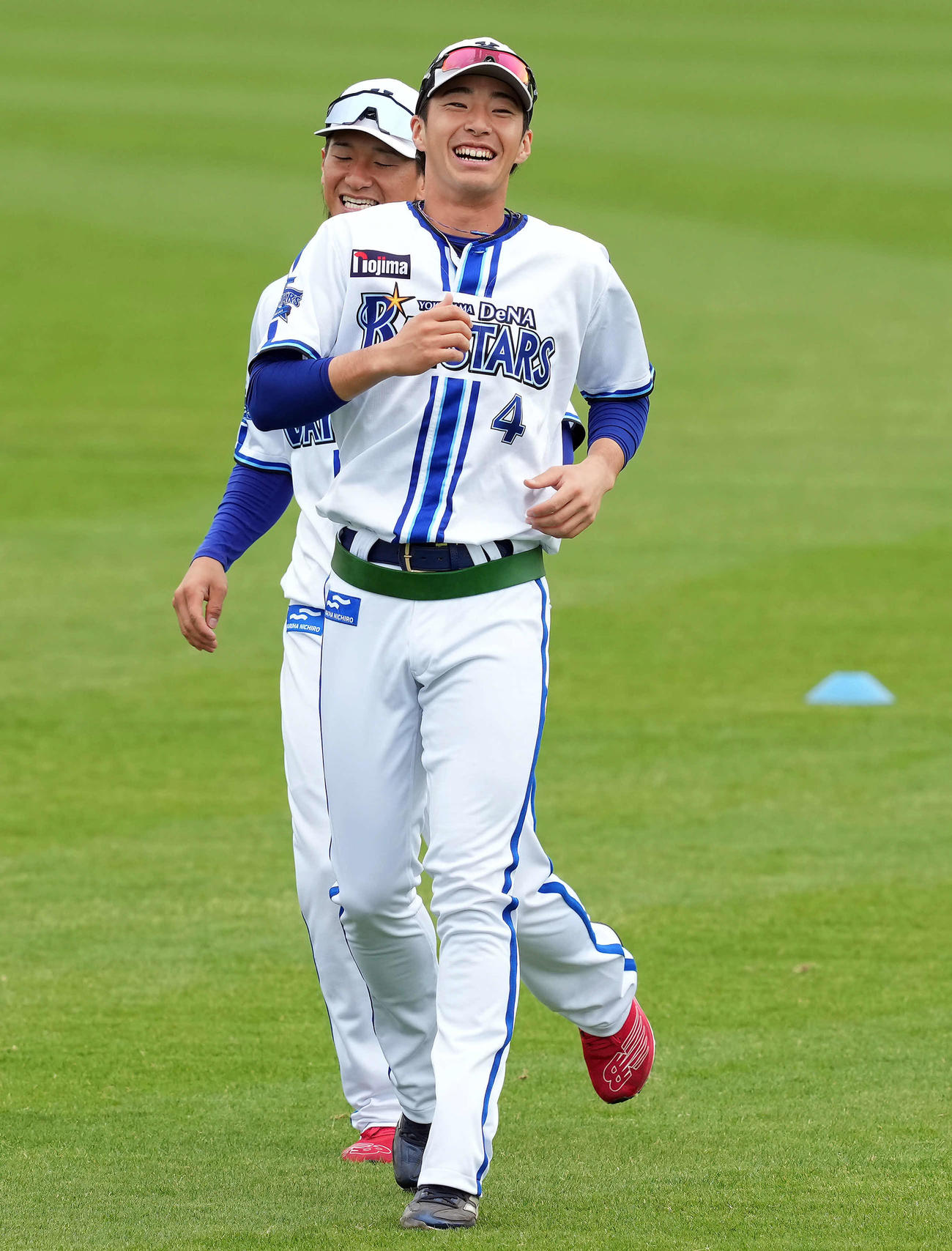 ウオームアップで笑顔を見せるDeNAドラフト1位の度会（撮影・たえ見朱実）