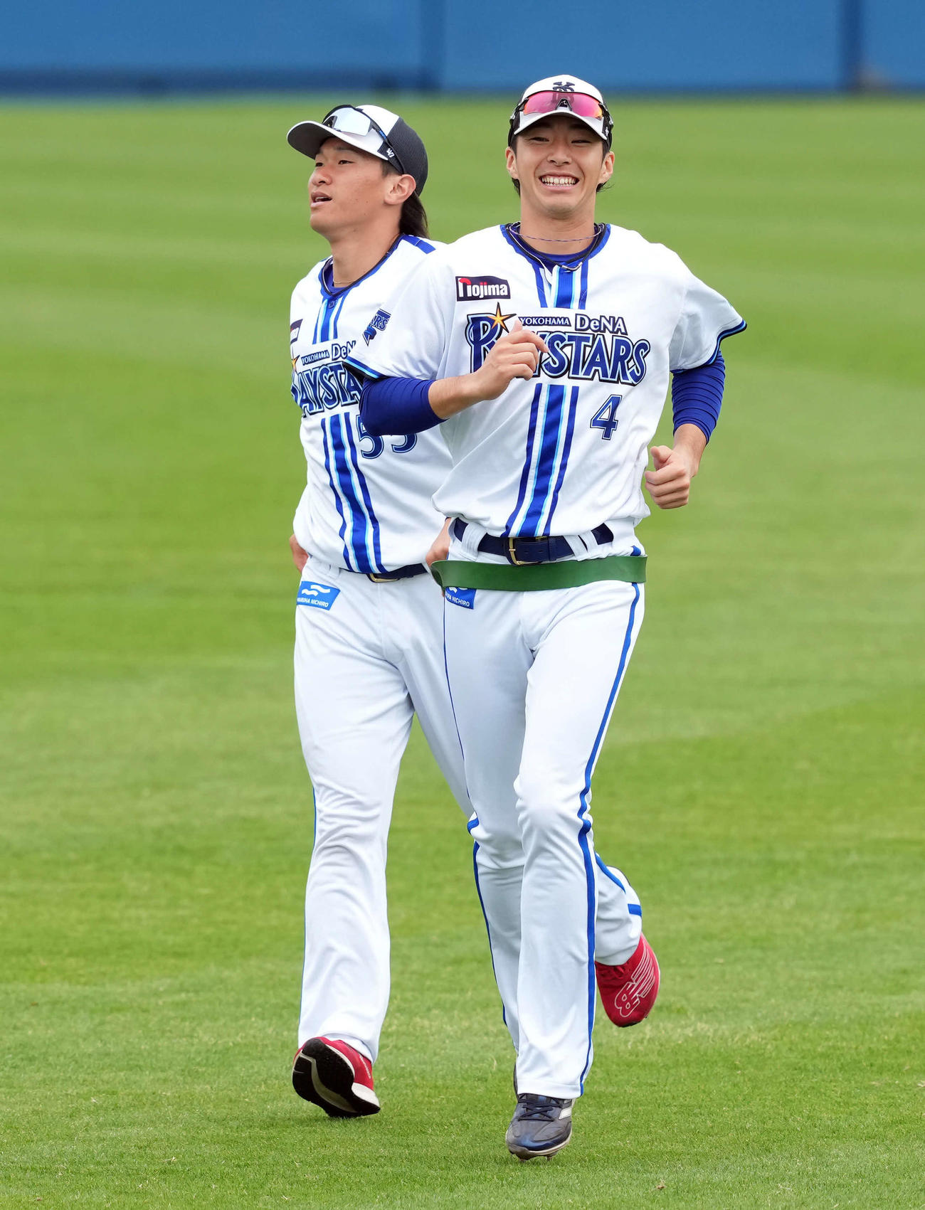 チューブランで笑顔を見せるDeNAドラフト1位の度会。左は井上（撮影・たえ見朱実）