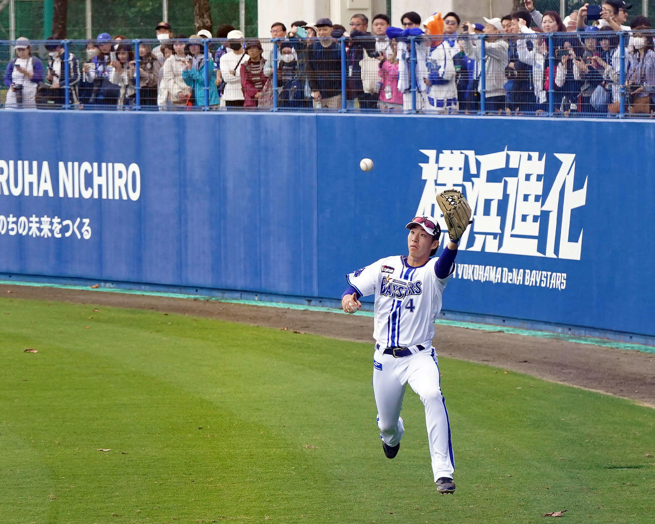 守備練習をするDeNAドラフト1位の度会（撮影・たえ見朱実）