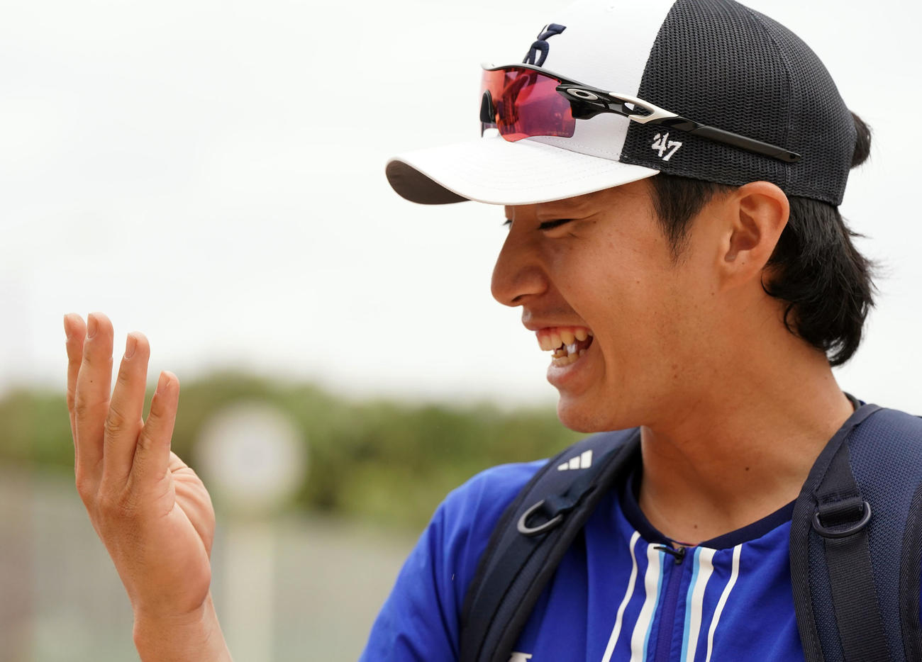 右手に出来たマメを見るDeNAドラフト1位の度会（撮影・たえ見朱実）