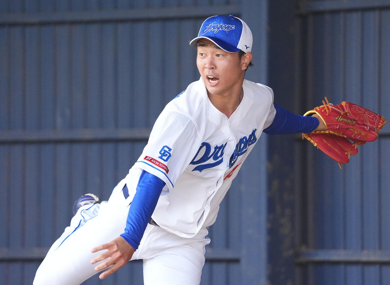 ブルペンに入り投球練習をする高橋宏（撮影・森本幸一）
