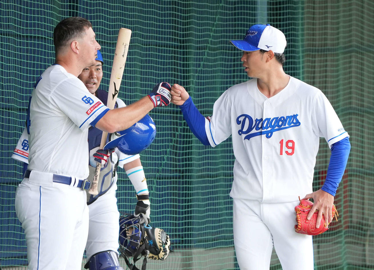 ブルペンで打席に立った中日ディカーソン（左）と言葉を交わす高橋宏（撮影・森本幸一）