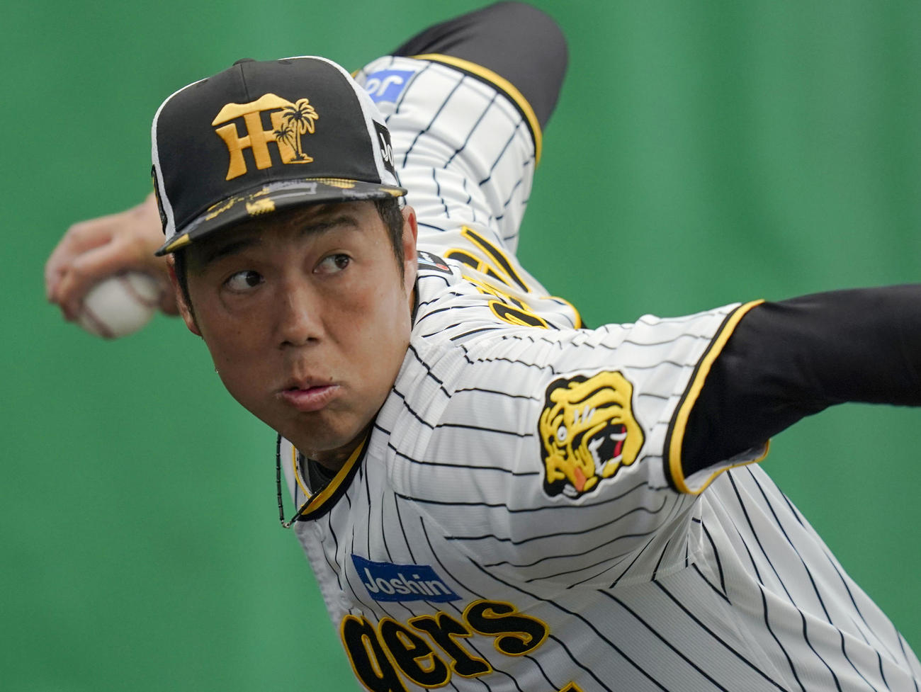 ブルペンで投球練習する阪神青柳（共同）