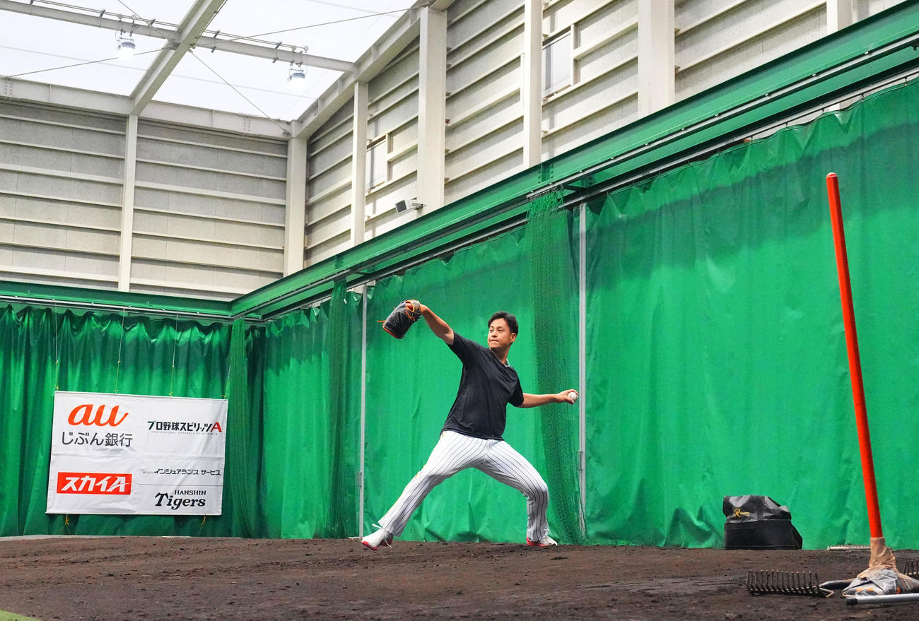 全体練習終了後にブルペンで投球練習する大竹（撮影・藤尾明華）