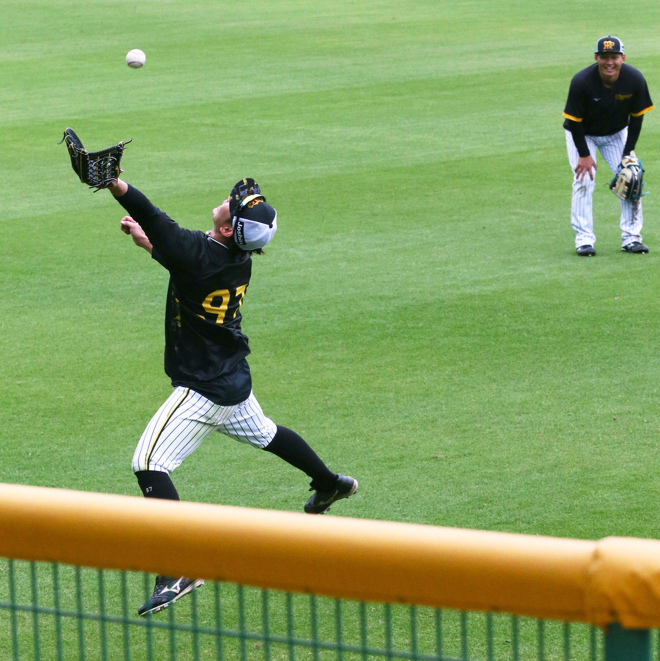 個別練習でノックを受ける阪神野口（左）と阪神森下（撮影・上山淳一）