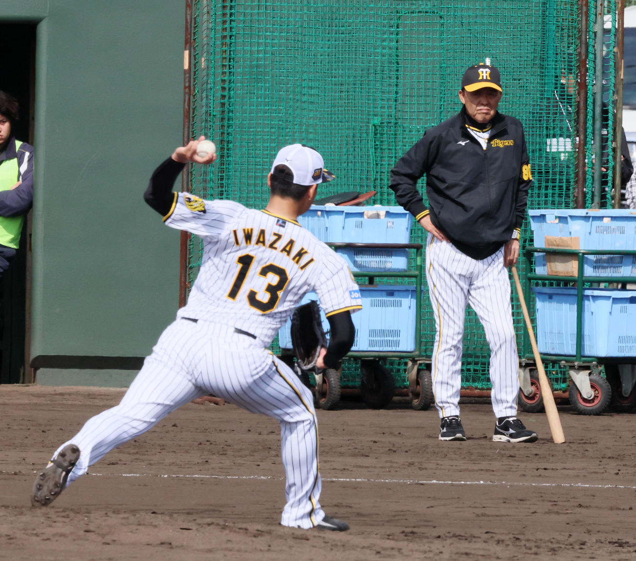 具志川球場で岩崎（左）ら2軍キャンプメンバーの調整を視察する岡田監督（撮影・加藤哉）