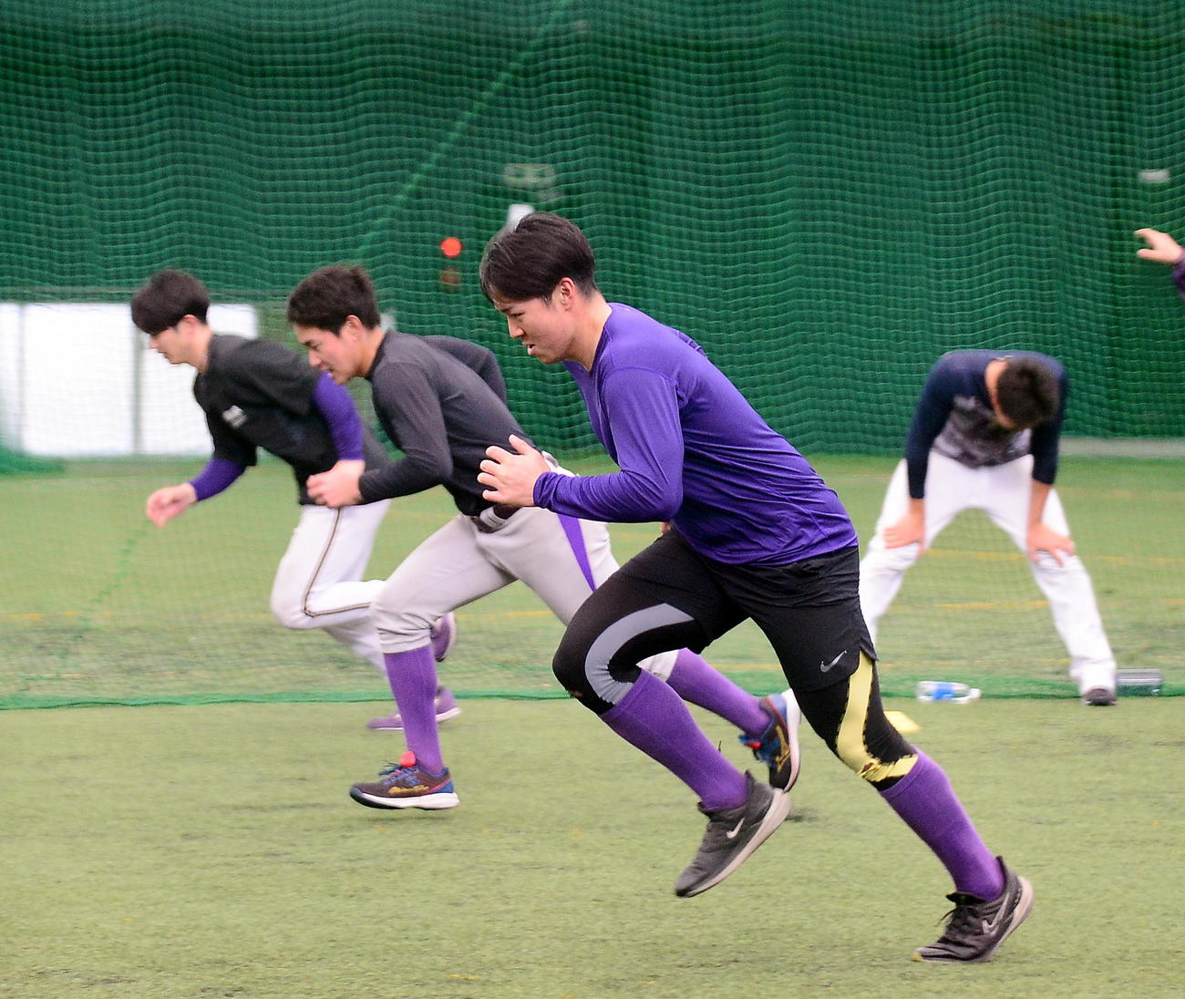 走り込む網谷（手前）らヤマハの選手たち