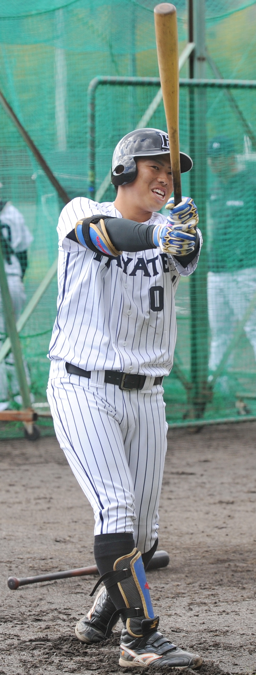 ティー打撃を行う深谷捕手　