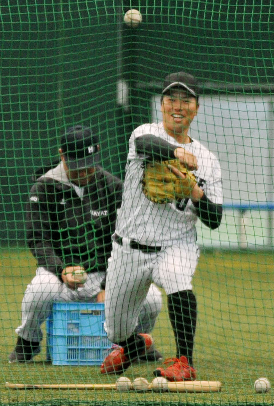 スローイング練習に励む深谷捕手