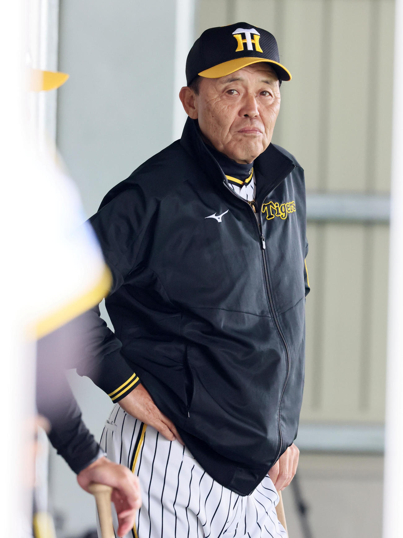 具志川球場でのブルペンに入って投手陣を見る岡田監督（撮影・加藤哉）