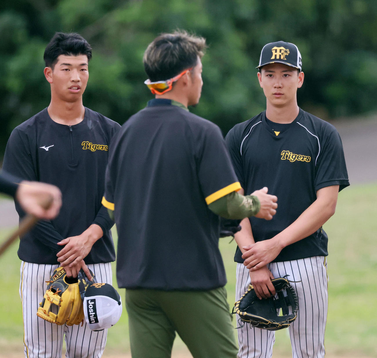 特守を終え百崎（左）、山田ら参加選手に話す鳥谷臨時コーチ（撮影・加藤哉）