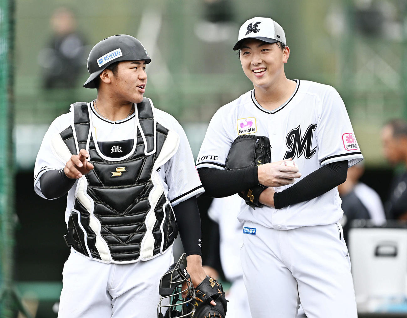 ライブBPの登板を終えたロッテ田中晴（右）は捕手松川と話す（撮影・滝沢徹郎）