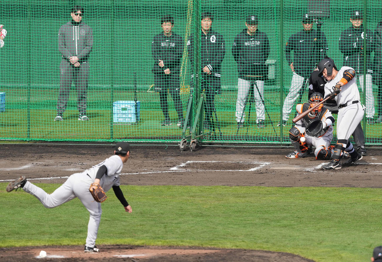 シート打撃で巨人山瀬を遊ゴロに仕留める又木。後列右から2人目は阿部監督（撮影・鈴木みどり）
