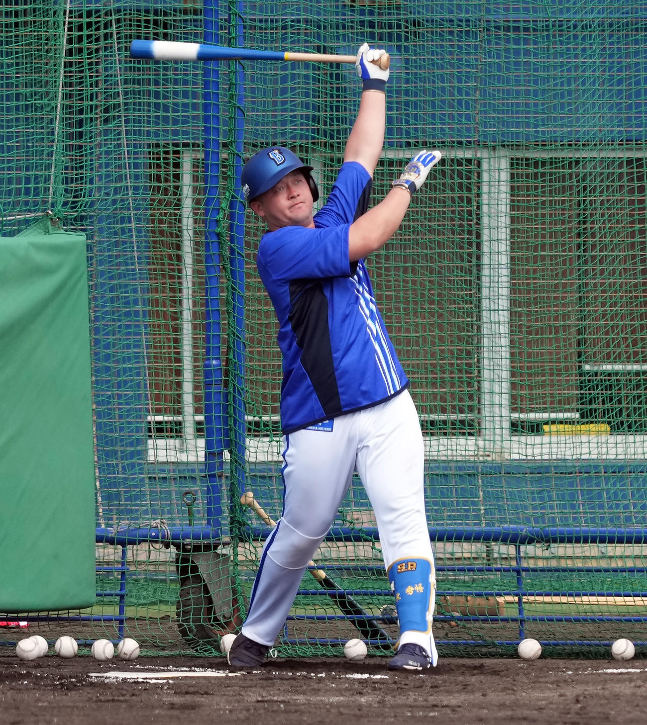 フリー打撃を行う牧秀悟（24年2月撮影）