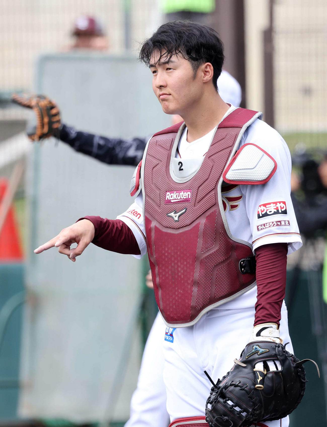 シート打撃で投手に指示する楽天太田（撮影・鈴木正人）