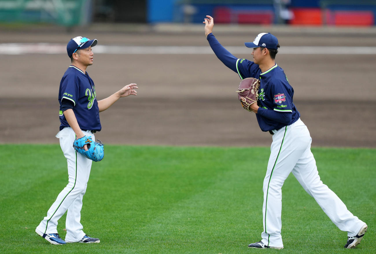 キャッチボールを終えヤクルト奥川（右）にアドバイスをする石川（撮影・横山健太）