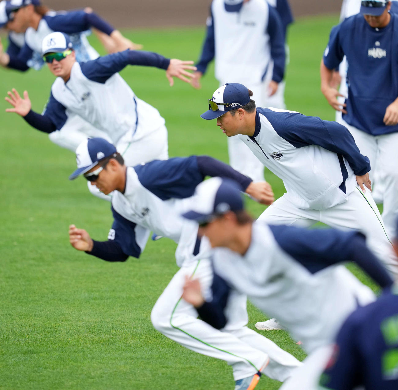 7日、笑顔を見せながらアップをしていたヤクルト村上（右）だったが、ダッシュのスタートでお尻のあたりを気にするそぶりを見せ、表情が曇りだした。この日は打撃練習には参加せず球場を後にした（撮影・横山健太）