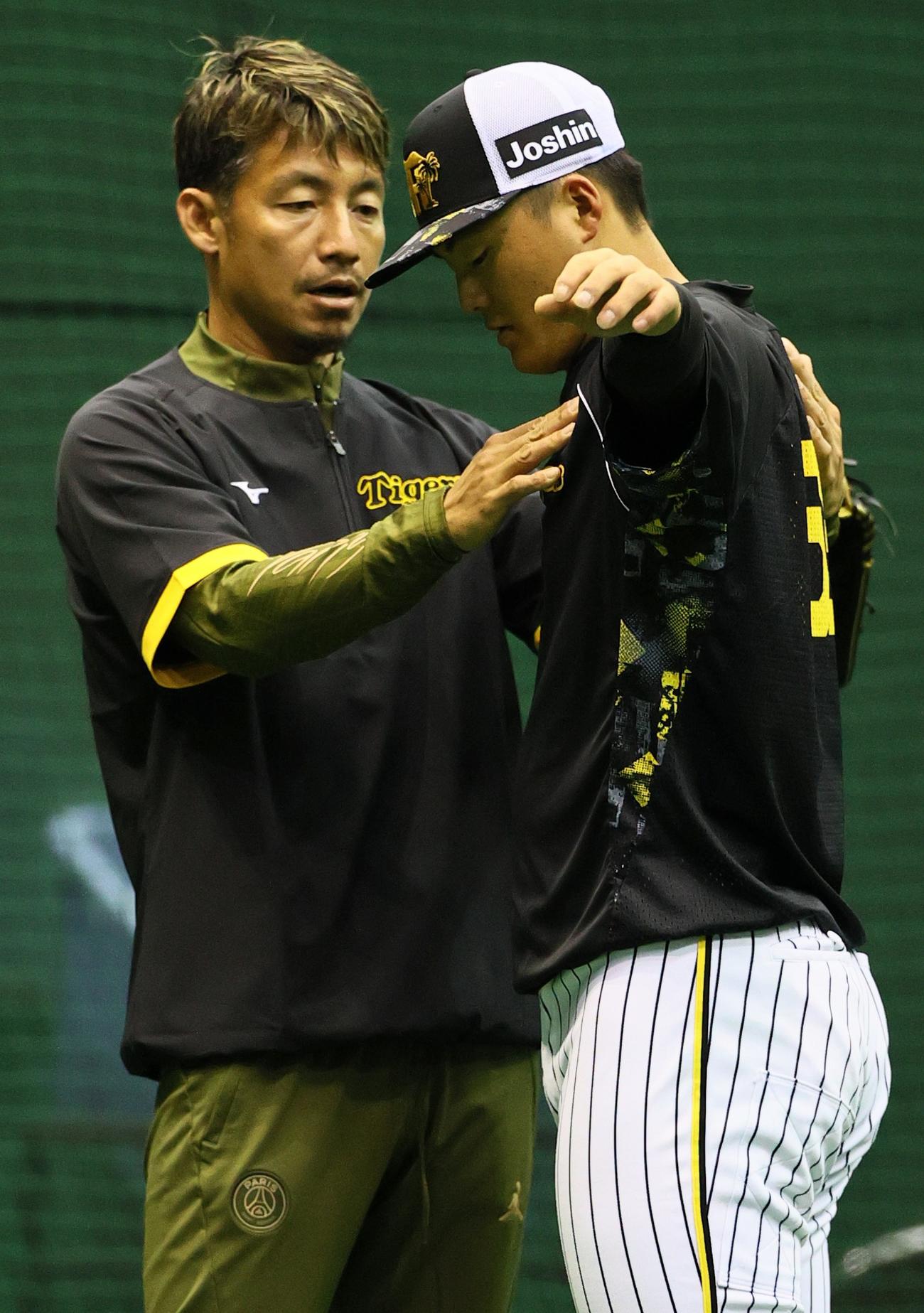 阪神前川（右）は鳥谷臨時コーチの指導を受ける（撮影・上山淳一）