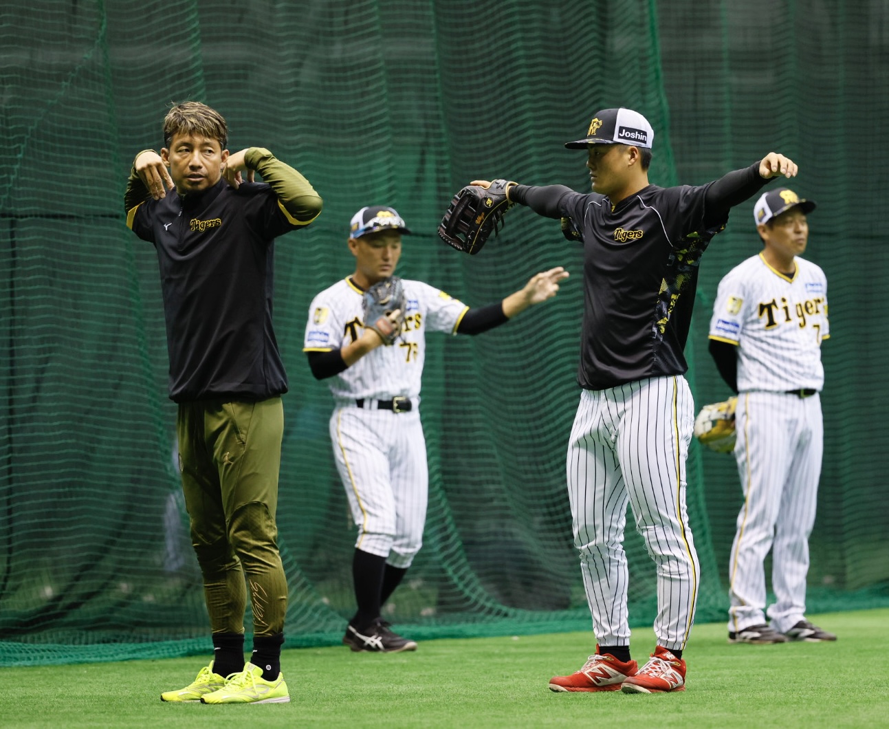 阪神春季キャンプ　早出で前川に指導する鳥谷臨時コーチ（左）（撮影・藤尾明華）