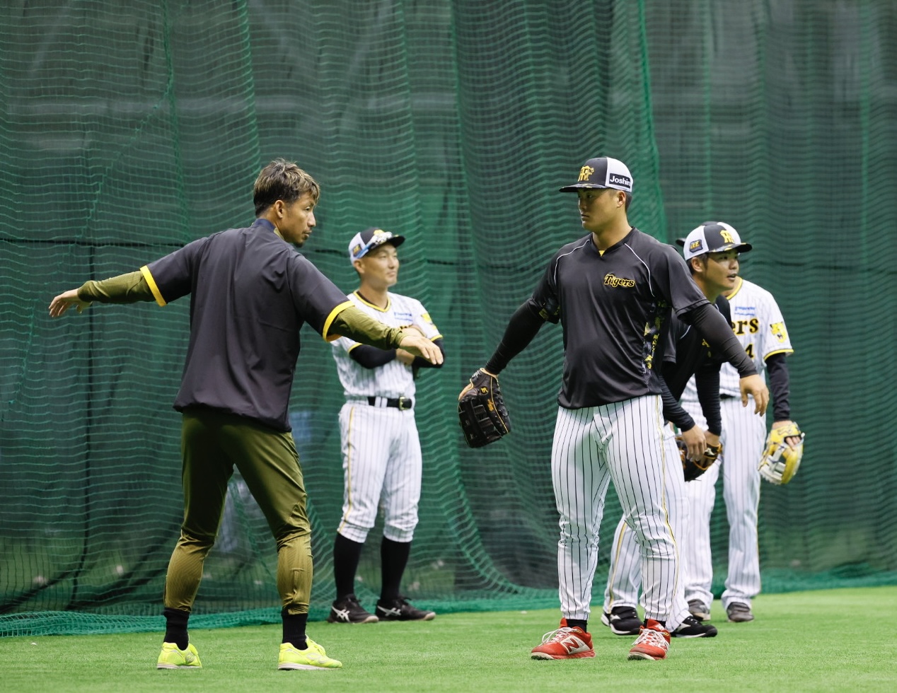 阪神春季キャンプ　早出で前川に指導する鳥谷臨時コーチ（左）（撮影・藤尾明華）