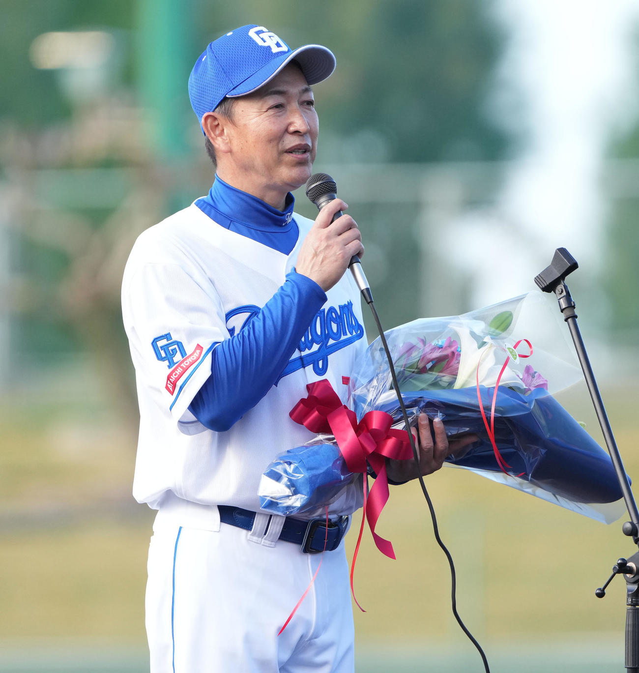 １日、セレモニーで花束を受け取りあいさつをする立浪監督（撮影・森本幸一）