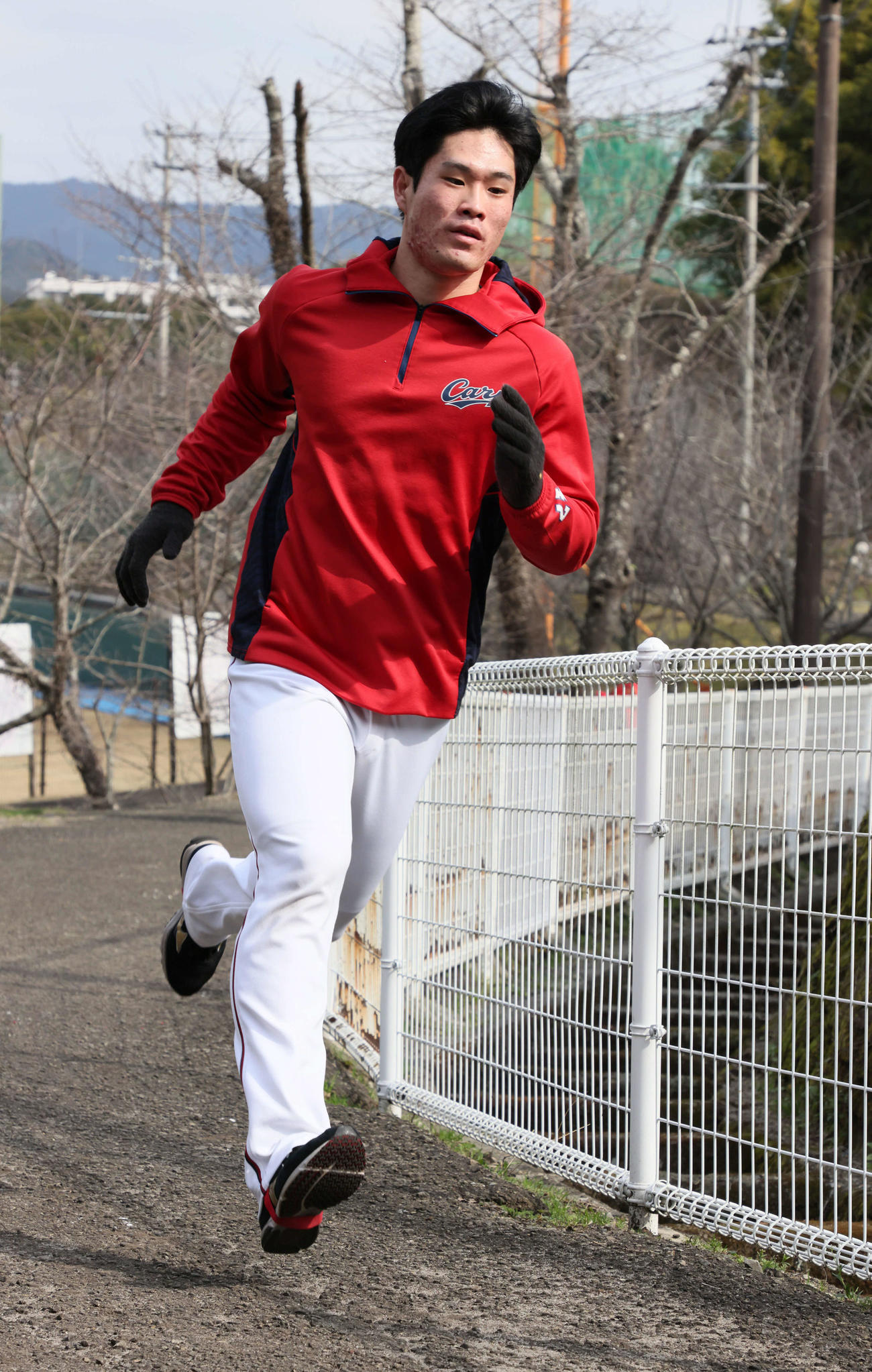 坂道ダッシュをする広島斉藤（撮影・加藤孝規）