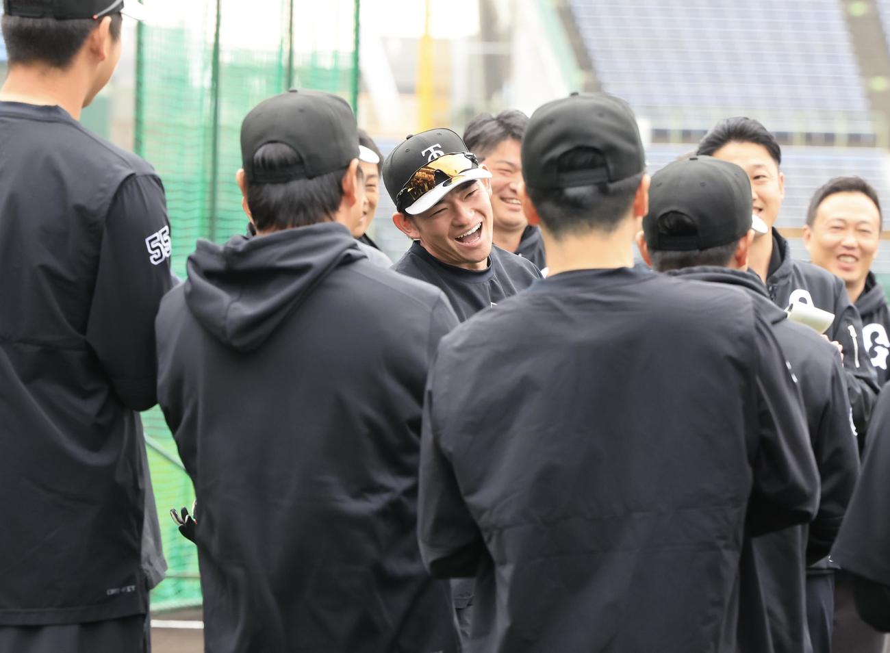 巨人吉川がこの日、誕生日を迎え、誕生日の歌を熱唱する萩尾=2024年2月8日