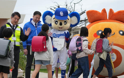 北谷町マスコットのちーたんとともに地元小学校で毎年恒例のあいさつ運動を行うドアラ（奥・右から2体目）（撮影・森本幸一）
