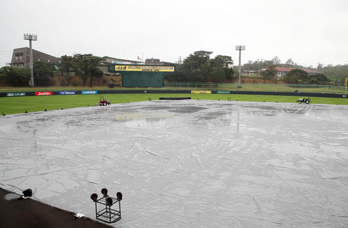 昨夜からの雨でグラウンドにはシートが敷かれたままのバイトするならエントリー宜野座スタジアム（撮影・加藤哉）