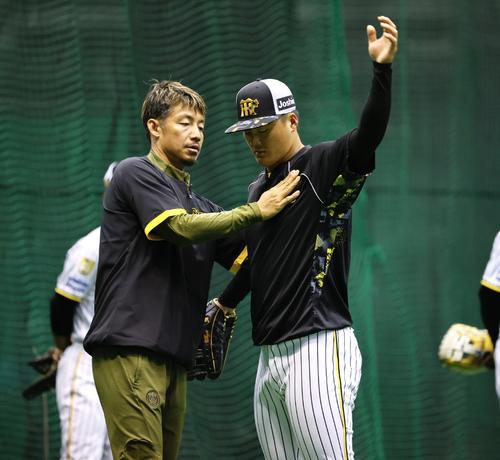 阪神春季キャンプ　早出で前川に指導する鳥谷臨時コーチ（左）（撮影・藤尾明華）