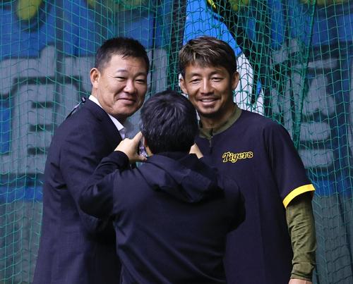 阪神春季キャンプ　写真に納まる福留孝介氏（左）と鳥谷敬臨時コーチ（撮影・藤尾明華）