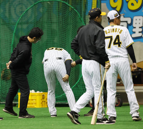ウオーミングアップを終えた中川は右足を押さえる（撮影・加藤哉）