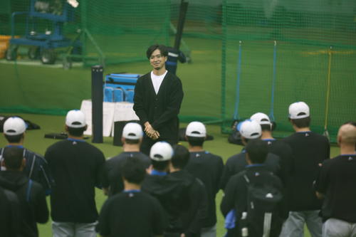 日本ハムの選手たちにあいさつするレイズの上沢
