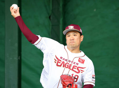 ブルペン投球する楽天田中将（撮影・鈴木正人）