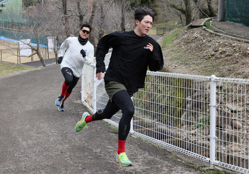 坂道ダッシュをする広島森下。左は栗林（撮影・加藤孝規）