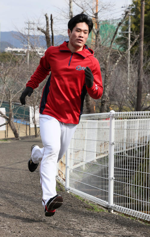 坂道ダッシュをする広島斉藤（撮影・加藤孝規）