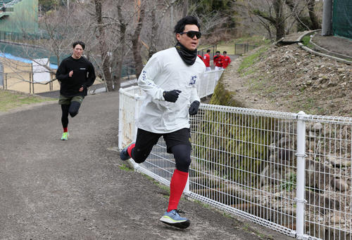 坂道ダッシュをする広島栗林。左は森下（撮影・加藤孝規）