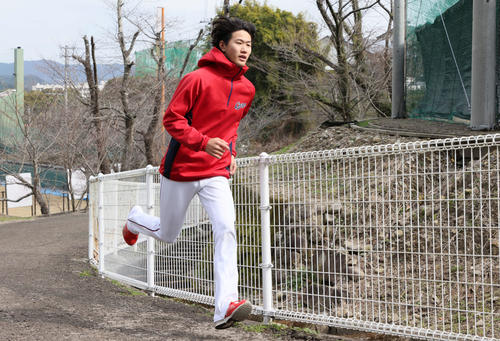 坂道ダッシュをする広島日高（撮影・加藤孝規）