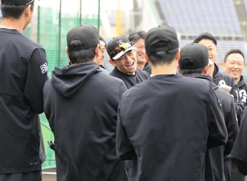 巨人吉川がこの日、誕生日を迎え、誕生日の歌を熱唱する萩尾=2024年2月8日
