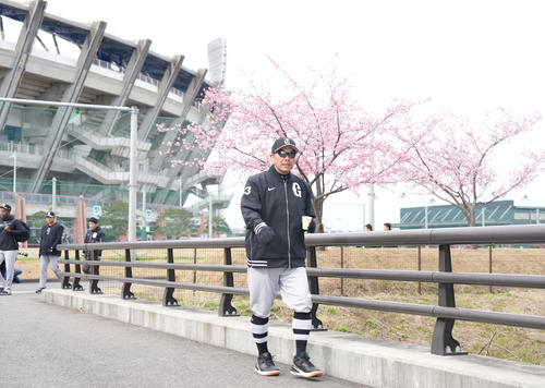 非公開のサインプレーのため、室内練習場に移動する巨人阿部監督（撮影・鈴木みどり）