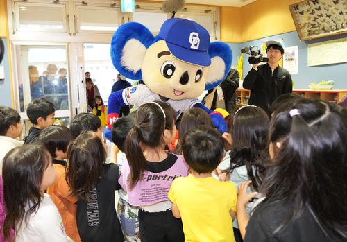あいさつ運動後、隣接する幼稚園にサプライズ訪問し園児から歓迎されるドアラ（撮影・森本幸一）