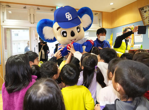 あいさつ運動後、隣接する幼稚園にサプライズ訪問し園児から歓迎されるドアラ（撮影・森本幸一）