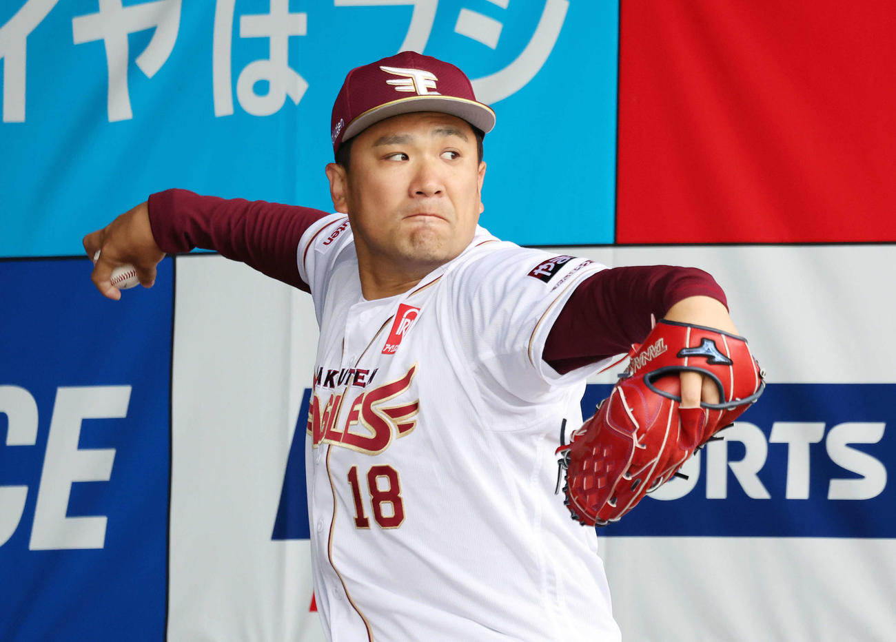 ブルペン投球する楽天田中将（撮影・鈴木正人）