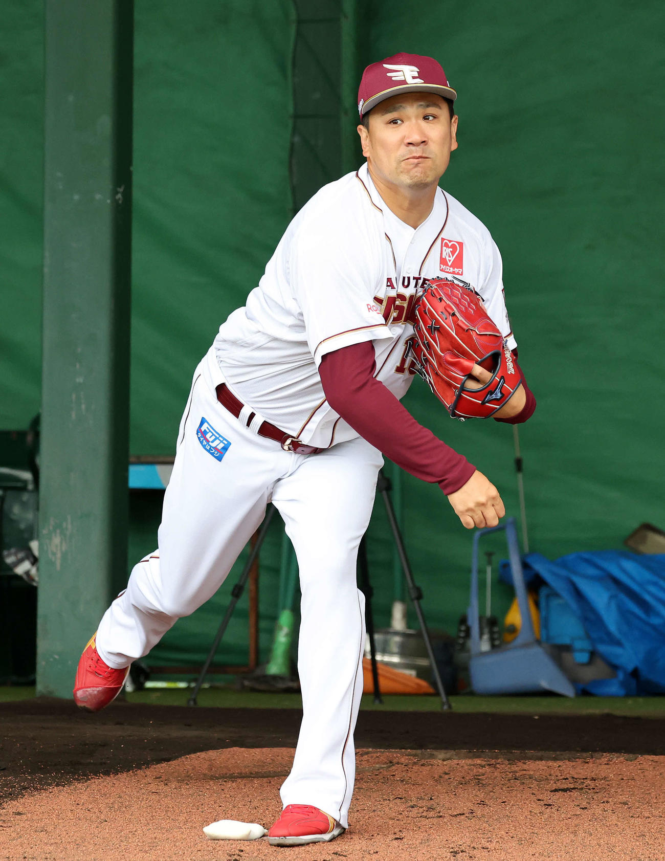 ブルペン投球する楽天田中将（撮影・鈴木正人）
